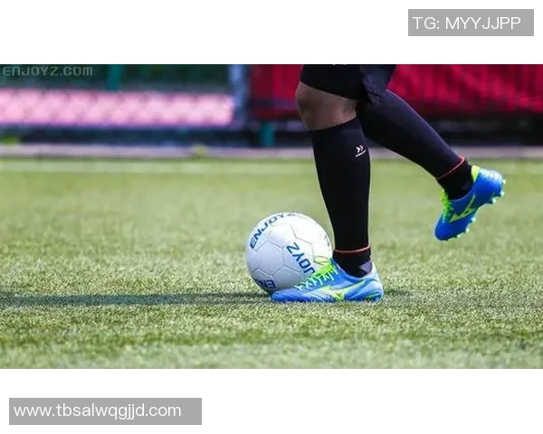 穿乐途足球鞋的球星展现极速突破与精准射门技艺的完美结合