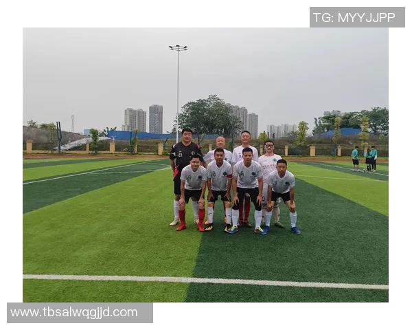 品味足球巨星的独特魅力与场内外风采解析